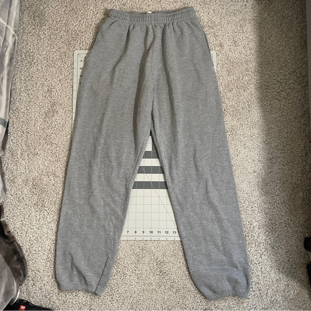 GREY FRUIT OF THE LOOM SWEATPANTS
SIZE S